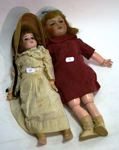 null Deux poupées dont une française de type SFBJ, taille 6, yeux dormeurs bleus,...