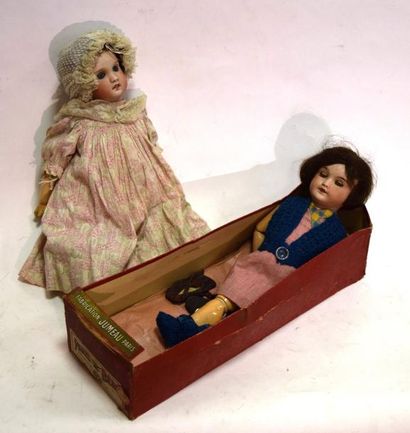 null Deux poupées, dont SFBJ, Haut.: 42cm et UNIS FRANCE, présentée dans une boite...
