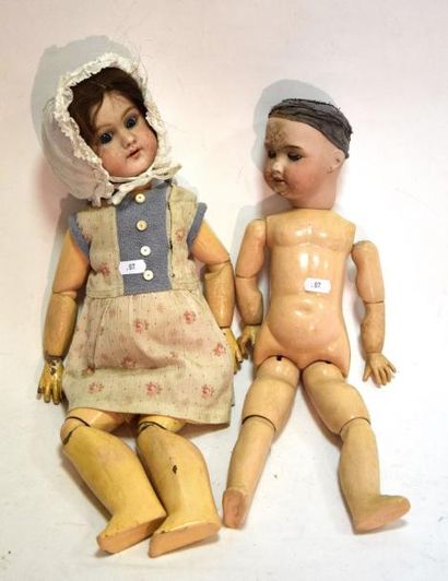 null Deux poupées dont l’une, avec tête en biscuit marquée DEP, corps SFBJ, Haut.:...