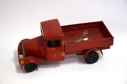 null CIJ : camion plateau RENAULT, rouge à ridelles (clé). 