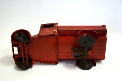 null CIJ : camion plateau RENAULT, rouge à ridelles (clé). 