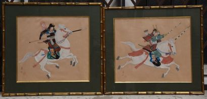 null Ecole JAPONAISE du XX ème, samourais à cheval, paire de gouaches sur soie, cachets....