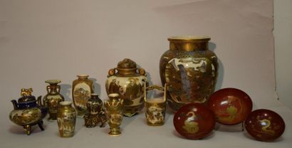 null SATSUMA, ensemble de NEUF VASES dont sept miniatures en céramique à décor émaillé...