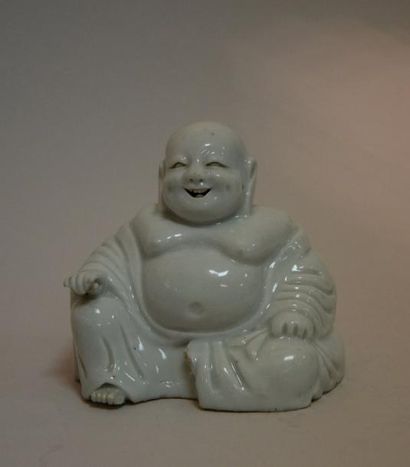 null POUSSAH riant en porcelaine 'blanc de Chine'. Chine, XIX ème. Haut.: 11 cm....