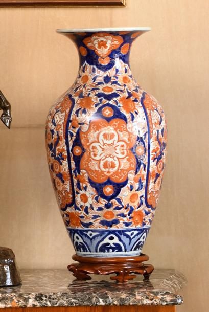 null PAIRE de VASES ovoïdes en porcelaine à décor Imari de branchages fleuris et...