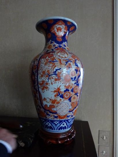 null PAIRE de VASES ovoïdes en porcelaine à décor Imari de branchages fleuris et...