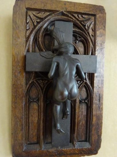 null Dans le goût de CARABIN, Femme crucifix, Bronze et bois. 33 x 20 cm.