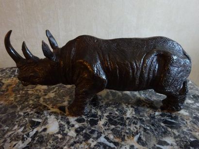 null Ecole MODERNE, Rhinocéros, Bronze à patine brune. Haut.: 12 cm; longueur: 30...