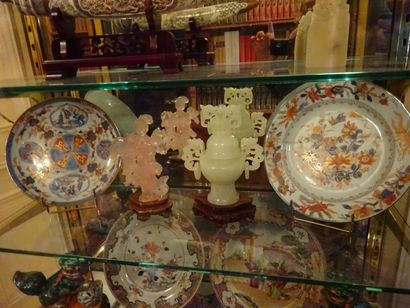 null DEUX ASSIETTES en porcelaine Imari à décor de fleurs. Chine, XIX ème. 