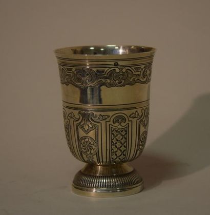 null TIMBALE sur piédouche en argent à décor de style XVIII ème de croisillons et...