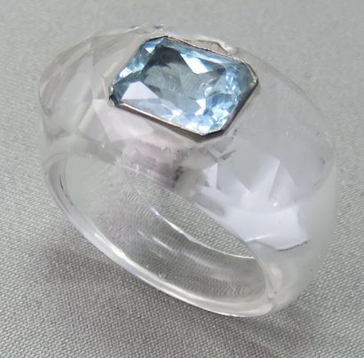 null BAGUE Chevalière en cristal de roche, le centre orné d'une aigue-marine rectangulaire...