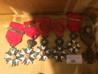 null Ensemble de CINQ LEGIONS d'Honneur. XIX ème.