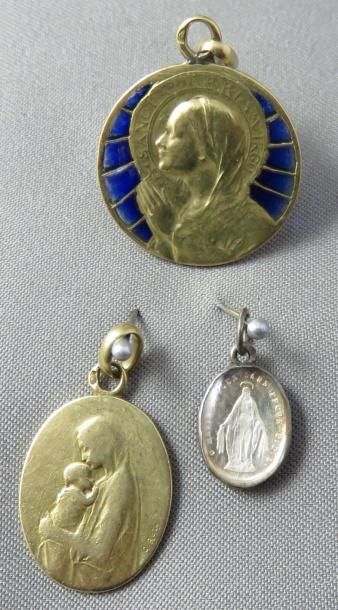 null Lot de 2 PENDENTIFS médailles en or 18k, figurant la Vierge auréolée en buste...