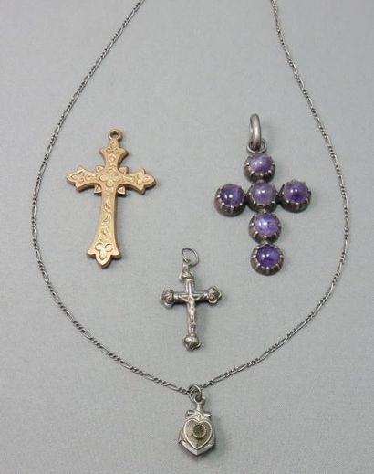 null Lot de 3 PENDENTIFS Croix et d'un reliquaire : 2 croix dont une rehaussée de...