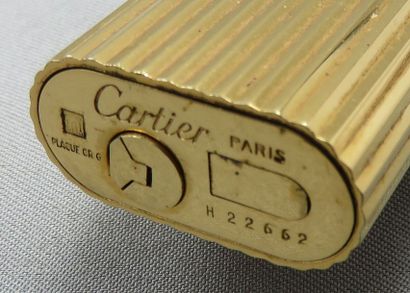 CARTIER - PARIS Cartier - Paris. Grand Briquet à Gaz de table en plaqué or à godron...
