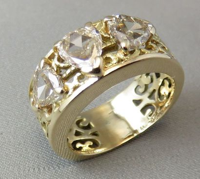 null Bague Jonc en or 18k, ajourée d'arabesques enrichie par 3 diamants de forme...