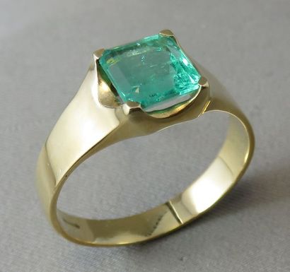 null Bague en or 18k, ornée d'une émeraude facettée carrée taille émeraude à pans...