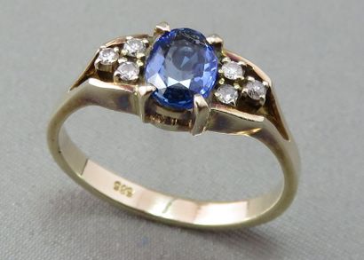 null Bague en alliage d'or à 585°/00, ornée d'un saphir ovale facetté, épaulement...