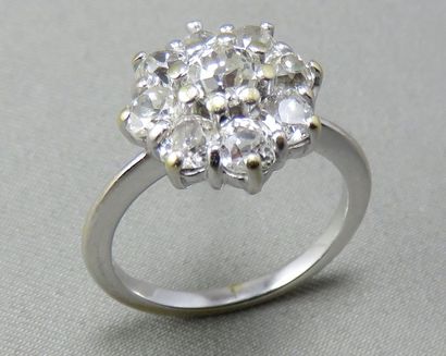 null Bague "Fleur" en or 18k rhodié, ornée de diamants taille brillant ancienne dont...