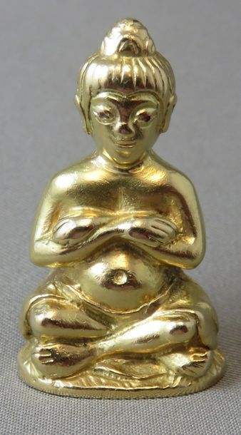 null Cachet en or 18k, stylisant un Bouddha en ronde-bosse, la base gravée d'une...