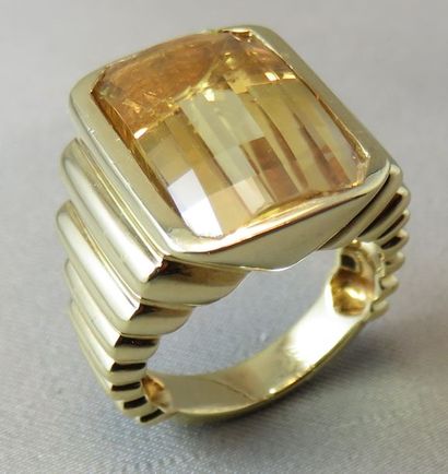 null Bague en or 18k, ornée d'une citrine rectangulaire à pans coupés, facettée en...