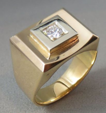 null Bague Chevalière en or 18k, incurvée de forme tonneau, ornée d'un diamant taille...