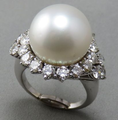 null Importante Bague en or gris 18k, ornée d'une importante perle de culture, entourée...