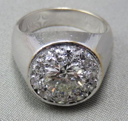 null Bague chevalière en or 18k rhodié et platine à 950°/00, sertie de diamants taille...