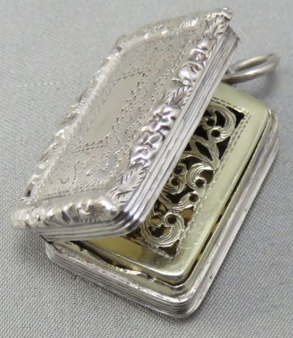 null Pendentif "Vinaigrette" en argent guilloché stylisant un livre, ouvrant à charnière,...