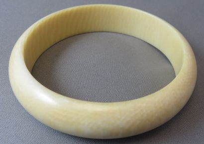 null Bracelet Jonc en ivoire. XIXe. Ø: 6 cm.