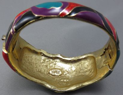 null Ungaro - Paris. Important Bracelet Manchette en métal doré ouvrant à charnières,...