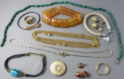null Lot de Bijoux Fantaisie en métal et divers, 4 bracelets dont un en résine, 3...