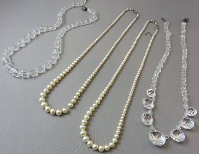 null Lot de 4 Colliers 2 en perles fantaisie en chute fermoirs olive en argent, 2...