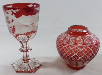 null Lot composé d'un Petit Vase de St Louis en cristal doublé incolore et rouge....