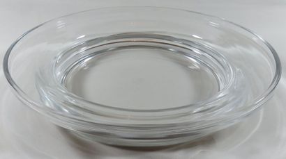 BACCARAT Baccarat France. Coupe en verre incolore, de forme circulaire reposant sur...