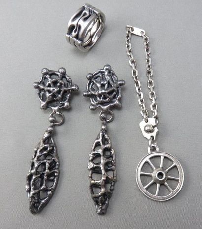 null Lot d'une paire de Pendants d'Oreilles, d'une bague et d'un Porte Clefs, l'ensemble...