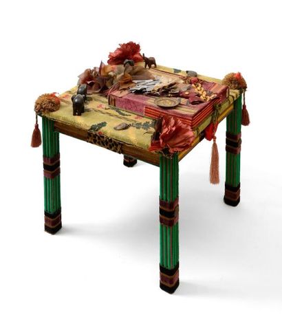 null Jacques GARCIA (né en 1947), table basse carrée et décorée d'objets et tissus....