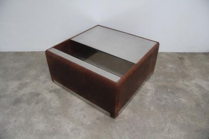 null TABLE basse carrée en inox poli gainée de cuir fauve. Années 80. Haut.: 45;...