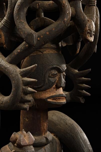 null Statue ikenga Igbo, Nigeria. Bois dur à patine brun foncé noir, pigments noirs,...