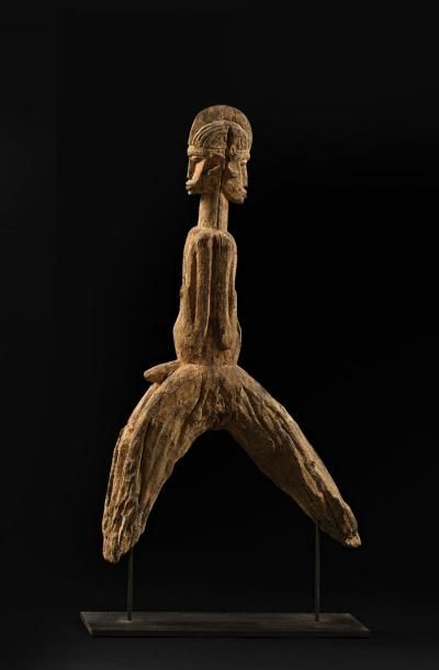 null Bâton de danse janus Lobi, Burkina Faso. Bois à patine érodée. Haut. : 59 cm...