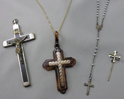 null Importante Croix Pendentif en écaille ajouré aux extrémités fleuronnées, rehaussée...