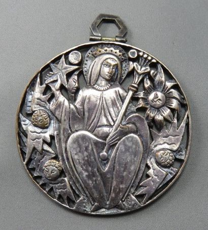null Importante Médaille "Vierge Couronnée" en métal argenté ajouré, de forme ronde,...