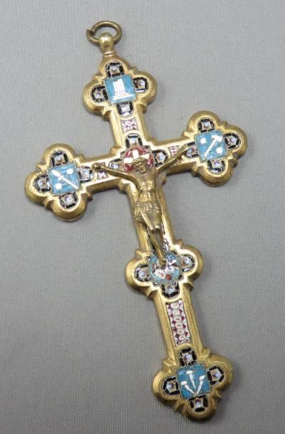 null Importante Croix en pendentif en métal doré, rehaussée de micro mosaïque à décor...