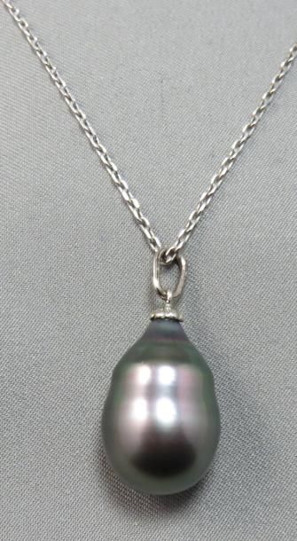 null Pendentif "Perle Noire" orné d'une perle noire baroque de forme poire montée...