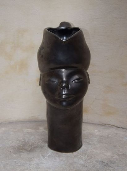 null Jean MARAIS (1913-1998), VASE sculpture en céramique à décor d'un visage, signé...
