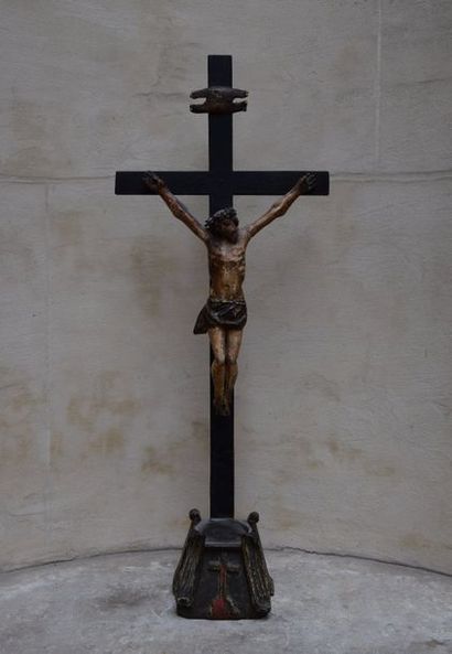 null GRAND CRUCIFIX d'autel en bois sculpté et peint, base pyramidale flanquée de...