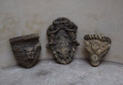 null ENSEMBLE de TROIS MOULAGES en pierre reconstituée. Style Médiéval.