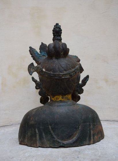 null BUSTE de BOUDDHA en fonte de fer peint et doré. Chine, style époque Ming. Haut.:...