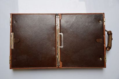 null NECESSAIRE DE TOILETTE dans une petite valise en cuir comprenant deux compartiments...