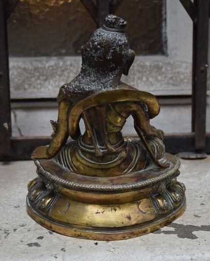 null BOUDDHA en bronze ciselé et doré. Chine, dysnastie Qing, fin XVII-début XVIII...